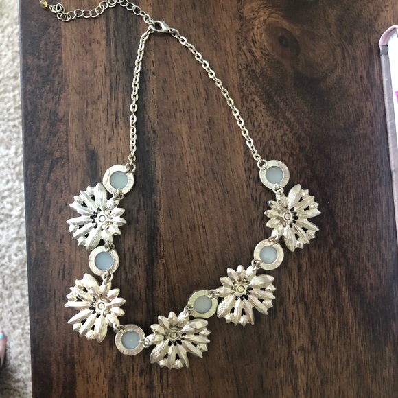 Floral statement necklace - Picture 2 of 3